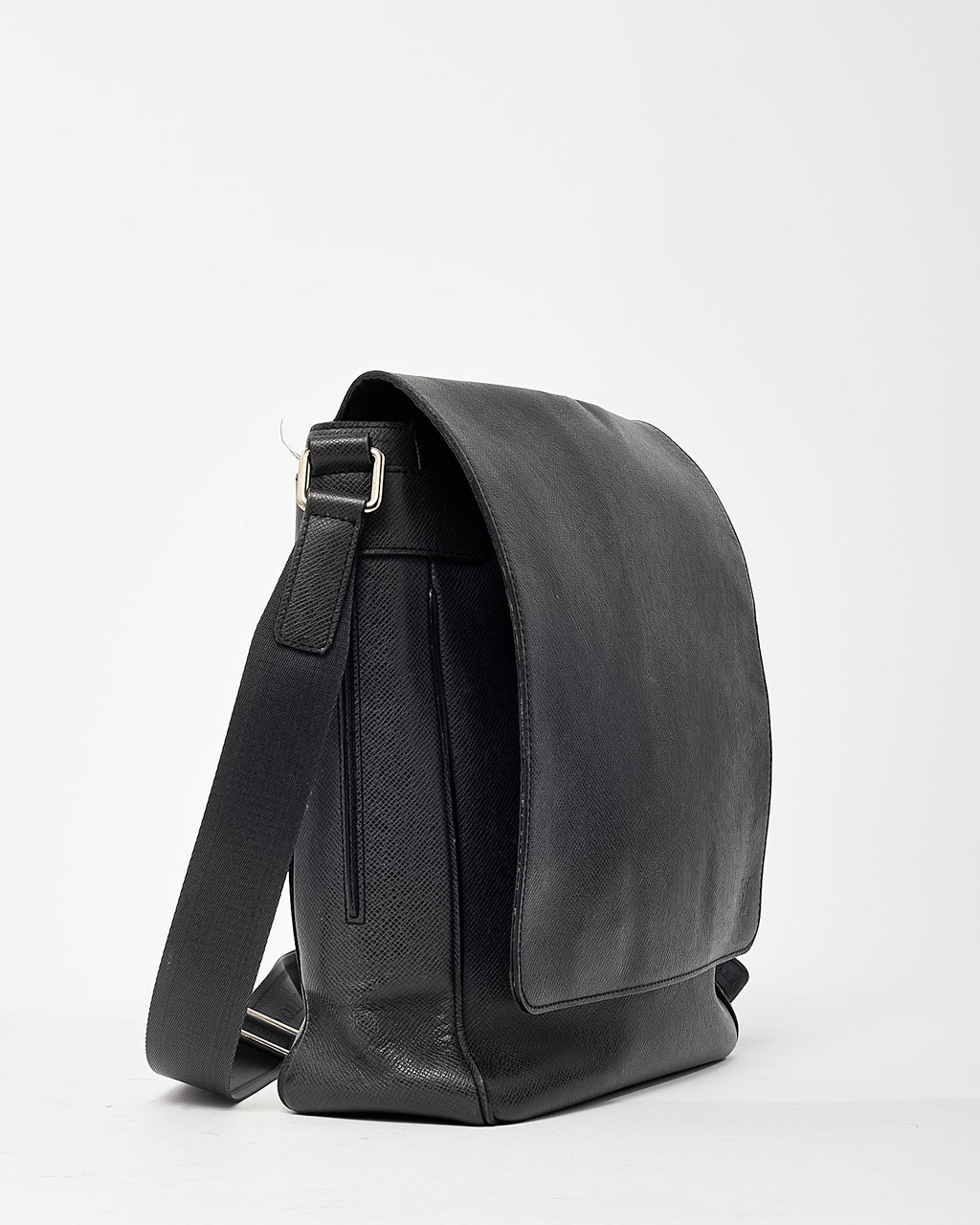 Louis Vuitton Black Taiga Leather Messenger Bag